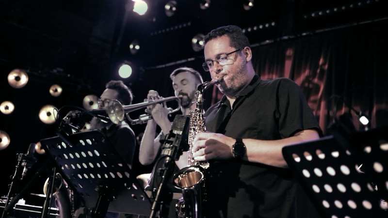 Denis Guivarc'h on alto saxophone in concert, alongside a trumpet player